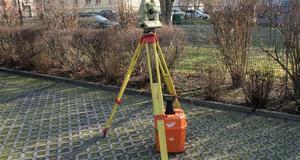 Tachymeter Leica TCA 1800 vorbereitet für Messung in Teltow