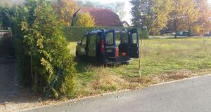 Außendienstfahrzeug Opel Combo geparkt bei Brück